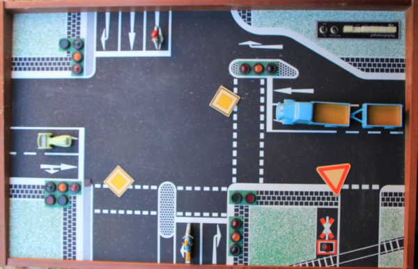 Formeta magnetic Drivingschool-Trafficboard 1955 with Trafficsignes and Vehicles (9836)